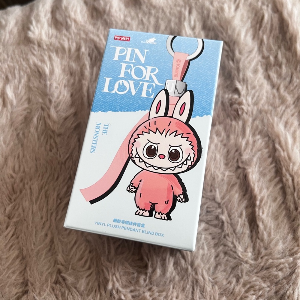 Pop Mart Pin for love Keychain Letter R black